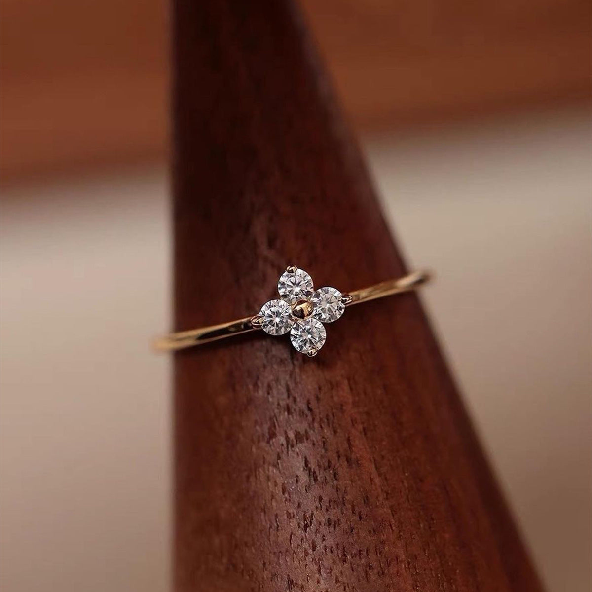 Entry Lux Style Four-leaf Clover Micro-inlaid Zircon Ring